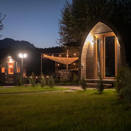 Glamp In Style Pods Resort Бран Екстериор снимка