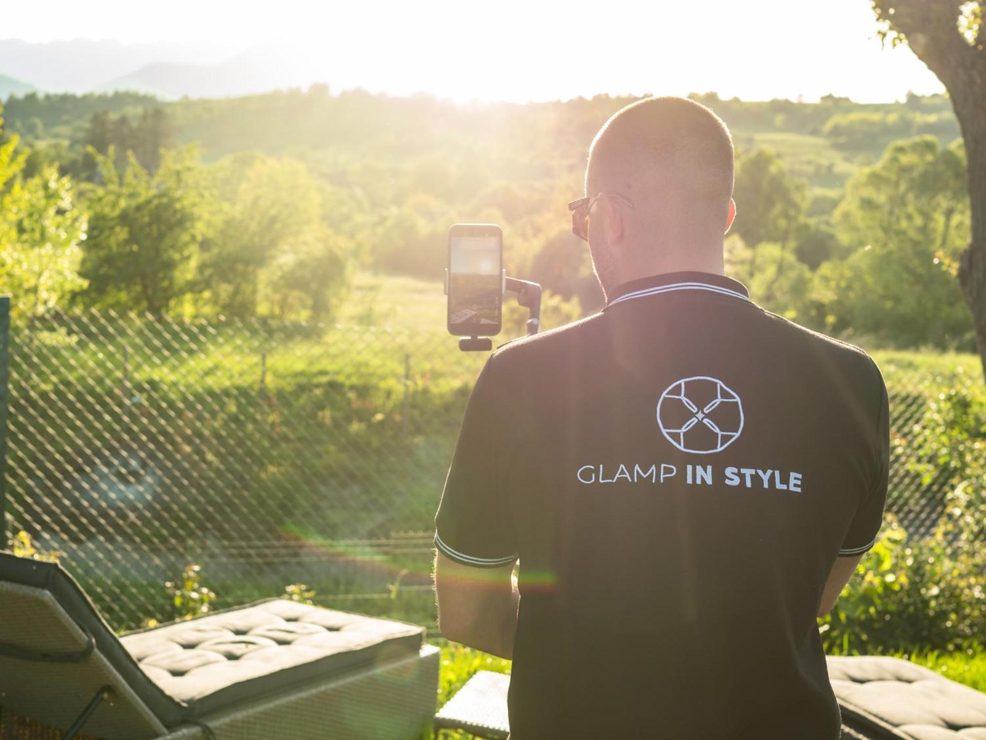 Glamp In Style Pods Resort Бран Екстериор снимка