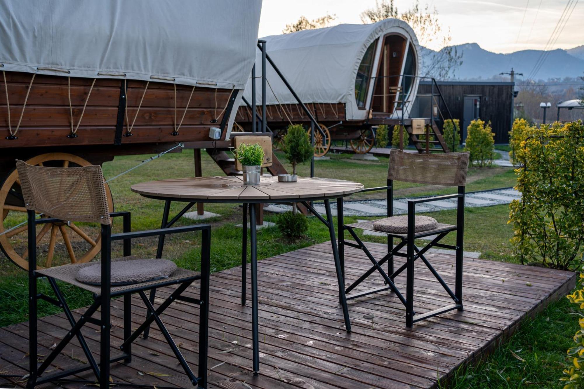 Glamp In Style Pods Resort Бран Екстериор снимка
