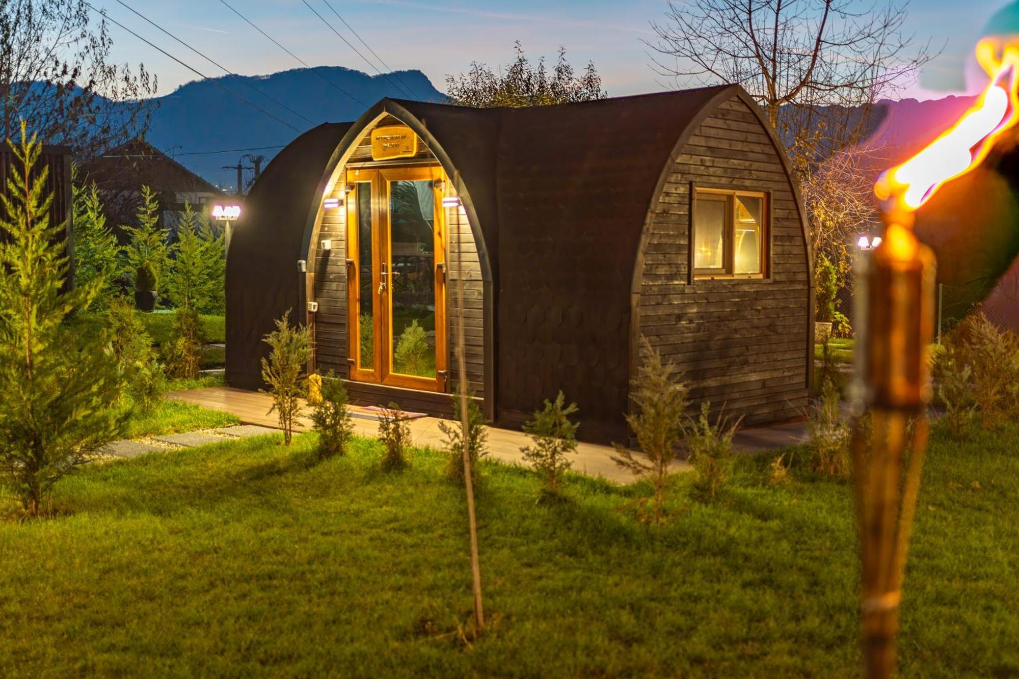Glamp In Style Pods Resort Бран Екстериор снимка