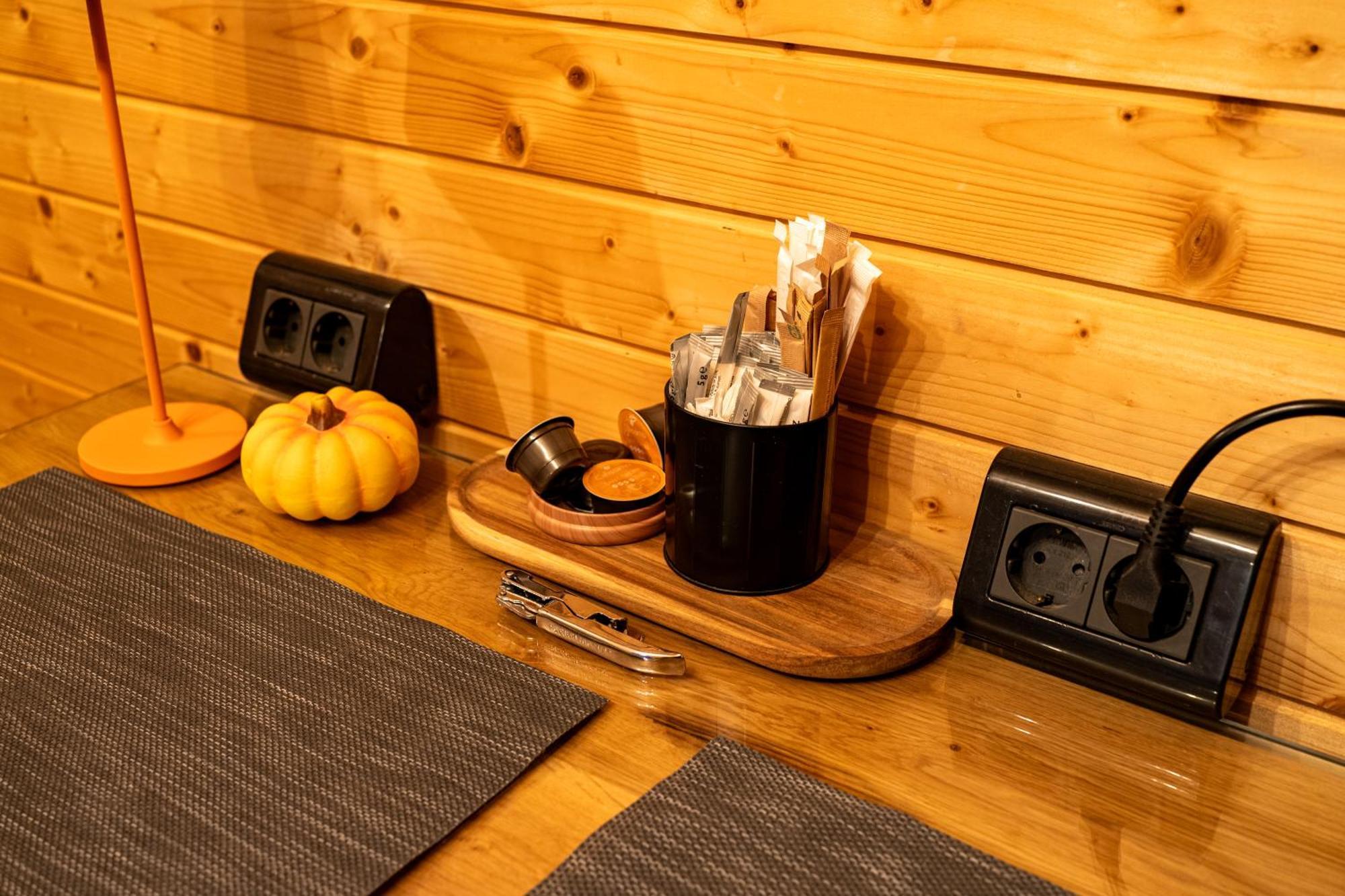 Glamp In Style Pods Resort Бран Екстериор снимка