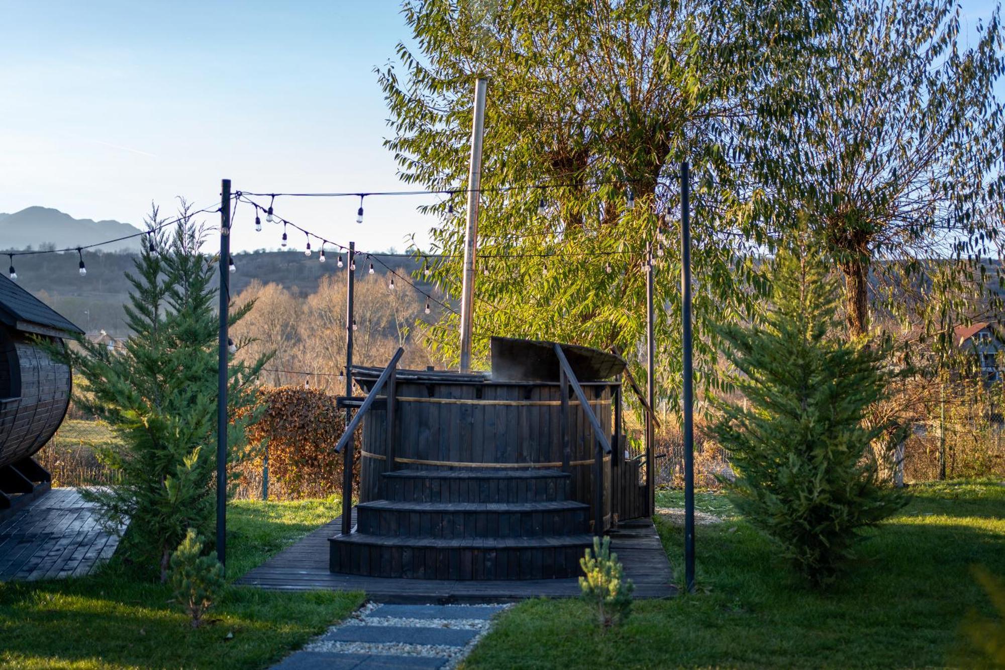 Glamp In Style Pods Resort Бран Екстериор снимка