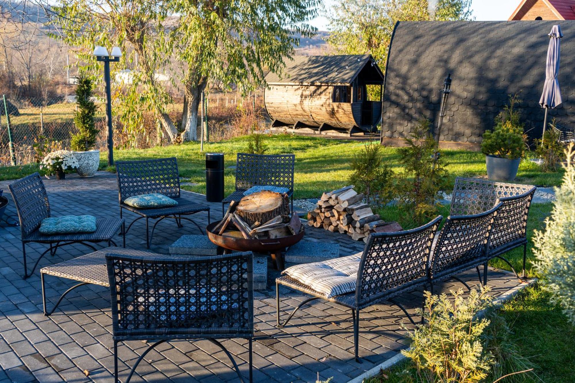 Glamp In Style Pods Resort Бран Екстериор снимка