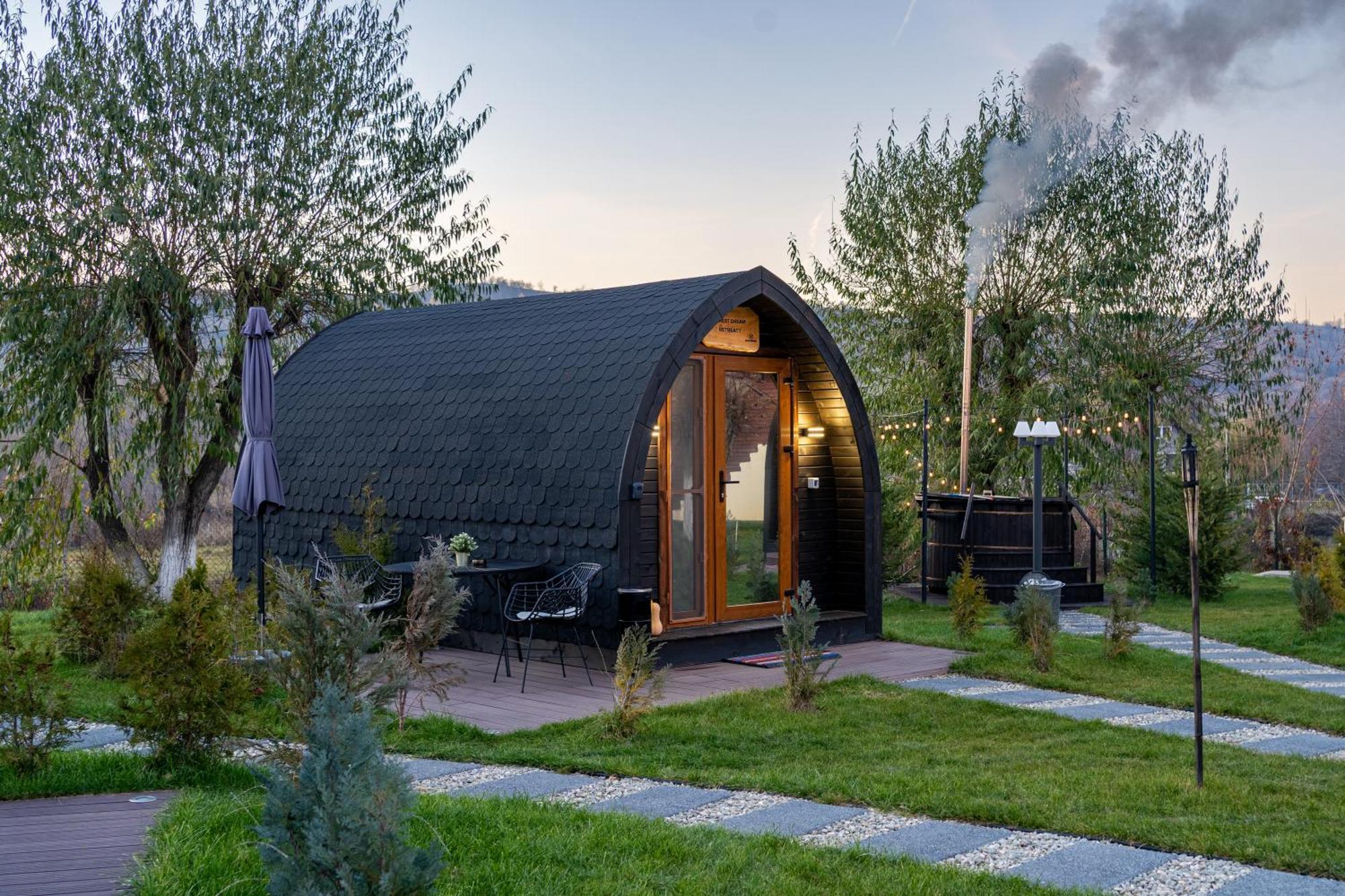 Glamp In Style Pods Resort Бран Екстериор снимка