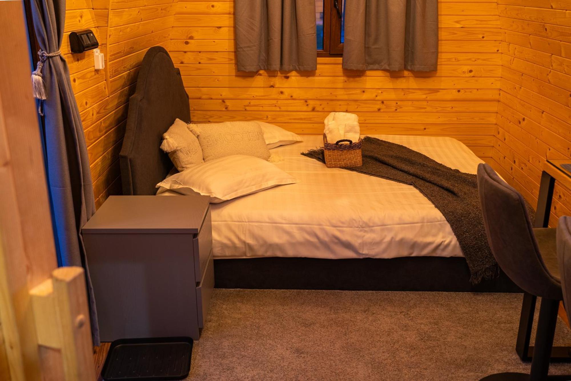 Glamp In Style Pods Resort Бран Екстериор снимка