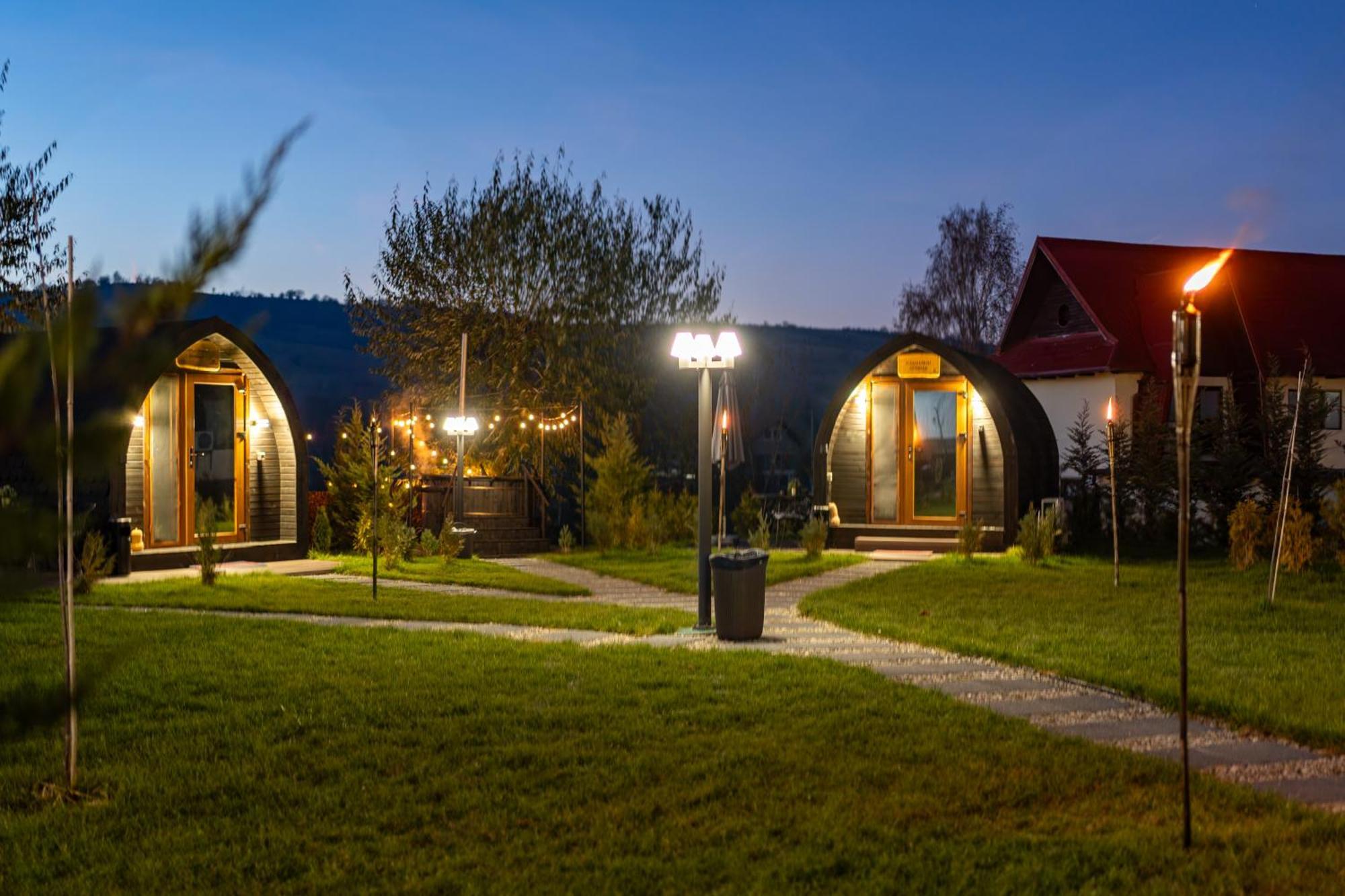 Glamp In Style Pods Resort Бран Екстериор снимка