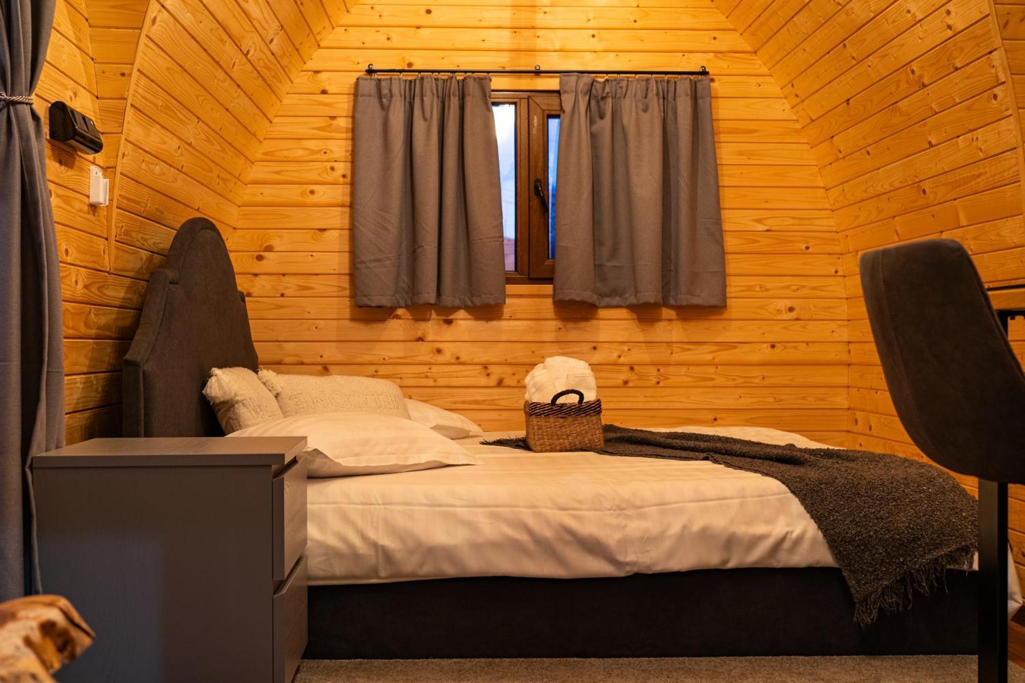Glamp In Style Pods Resort Бран Екстериор снимка