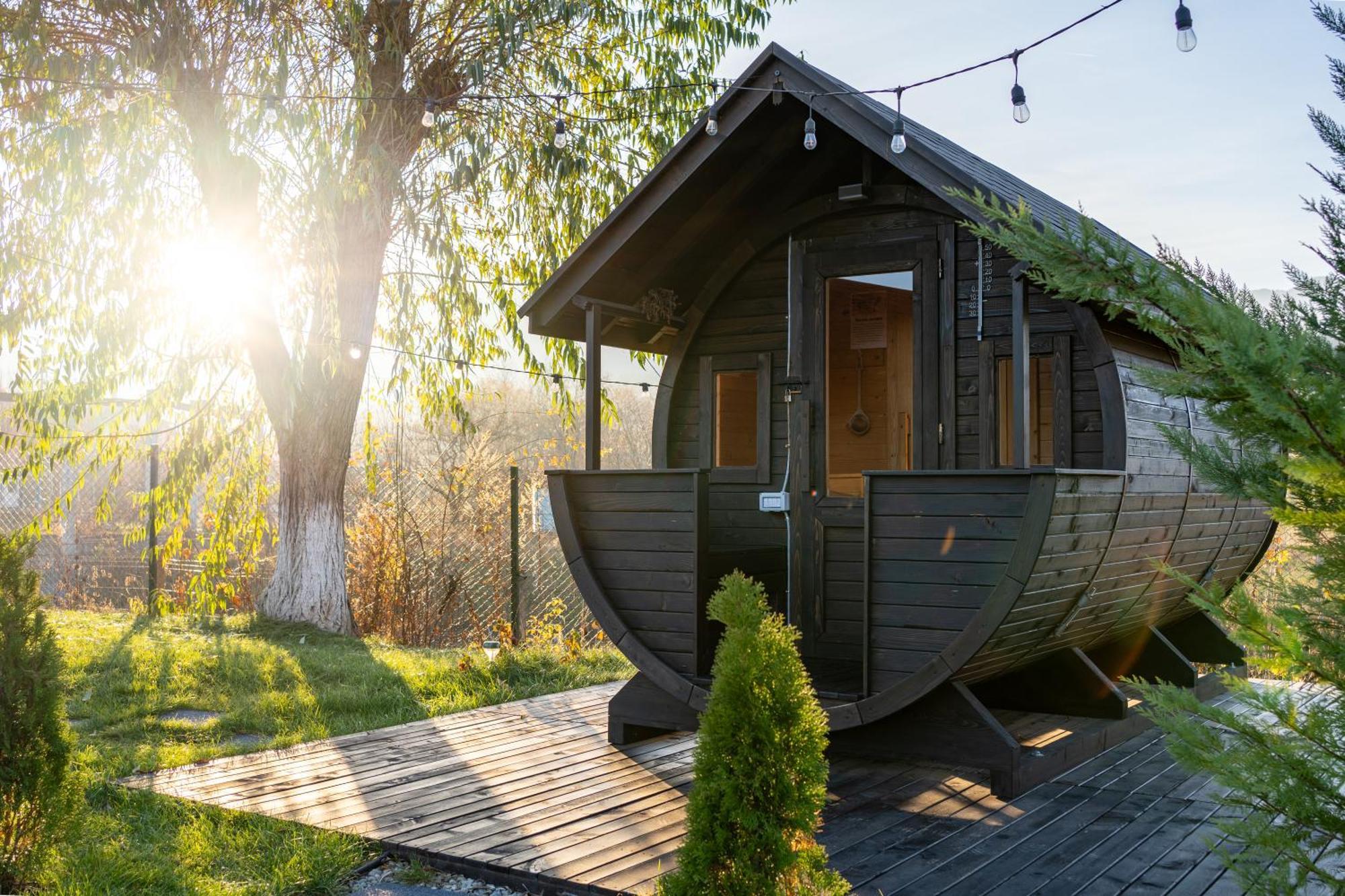 Glamp In Style Pods Resort Бран Екстериор снимка