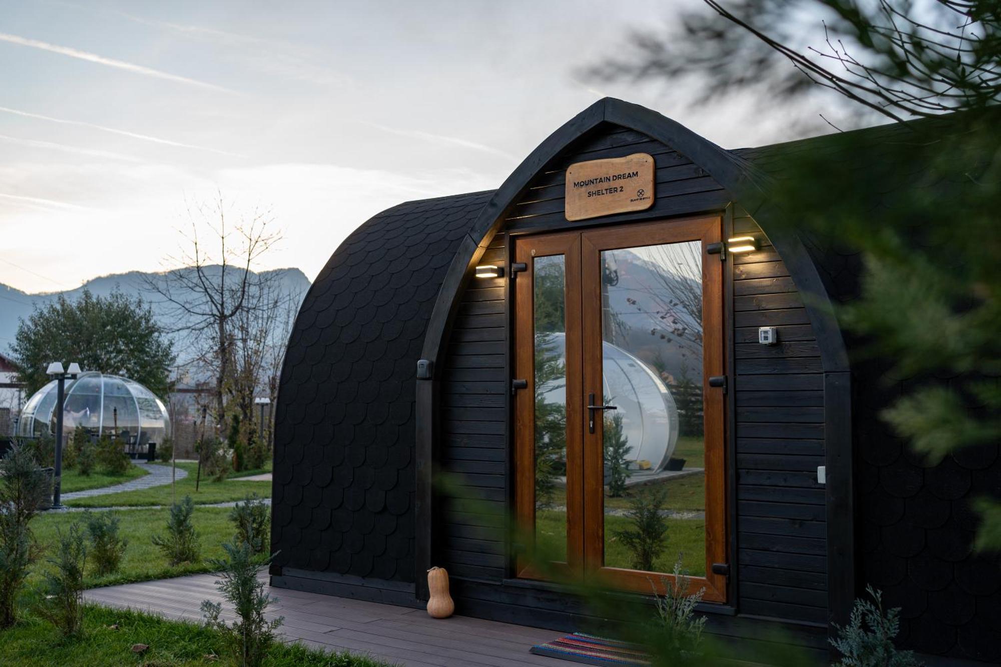 Glamp In Style Pods Resort Бран Екстериор снимка