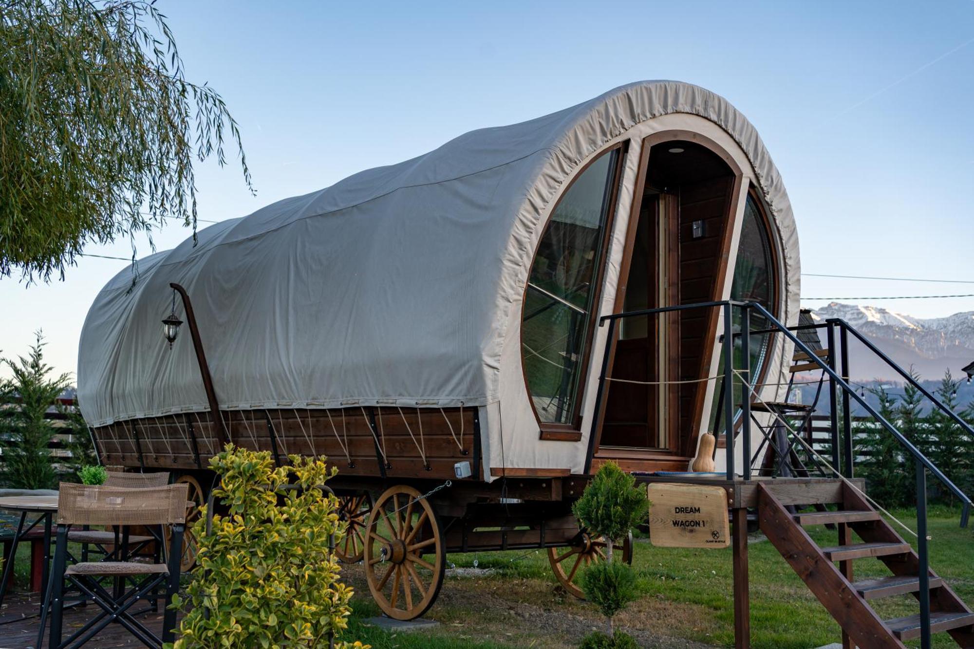 Glamp In Style Pods Resort Бран Екстериор снимка