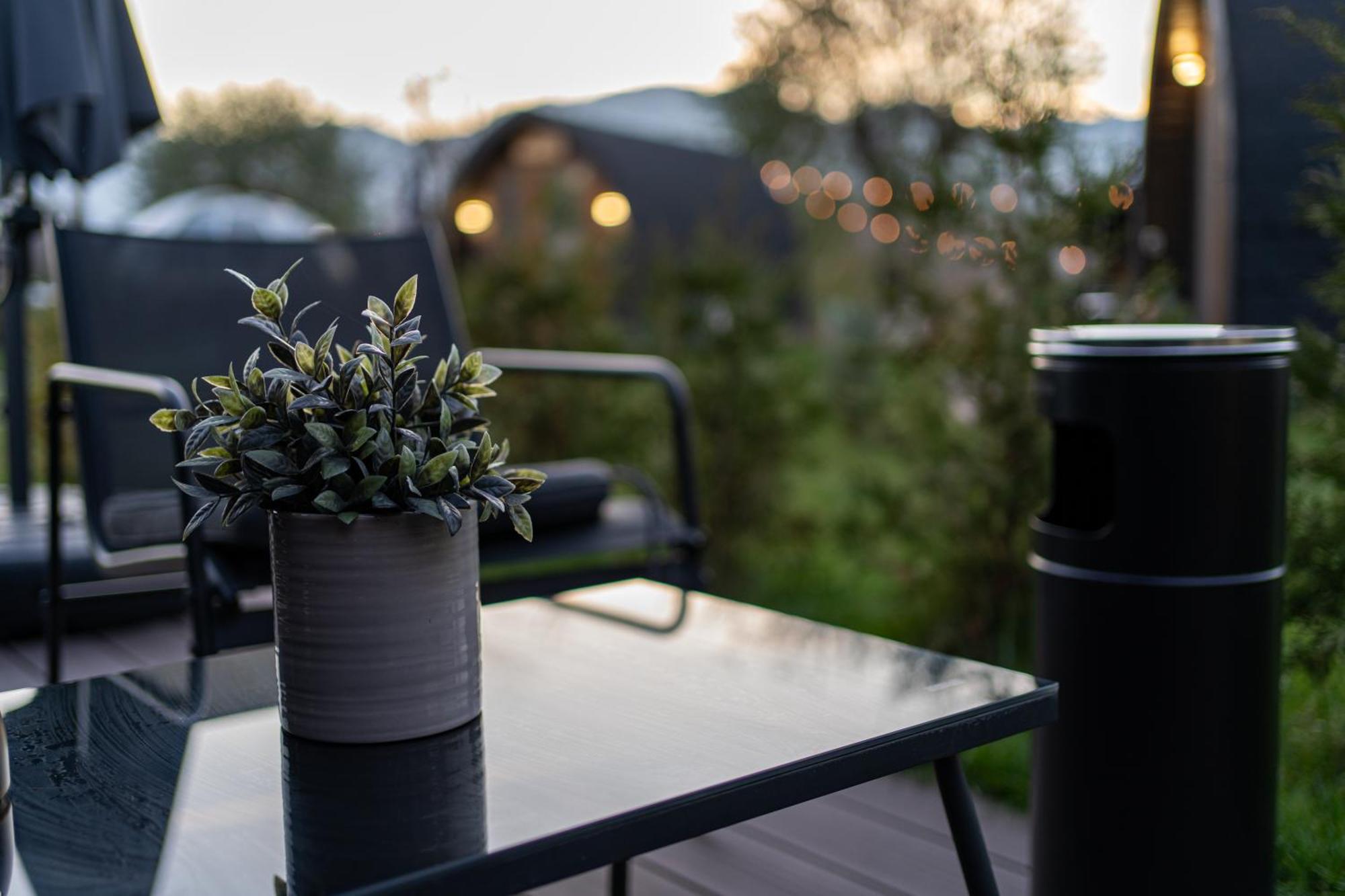 Glamp In Style Pods Resort Бран Екстериор снимка
