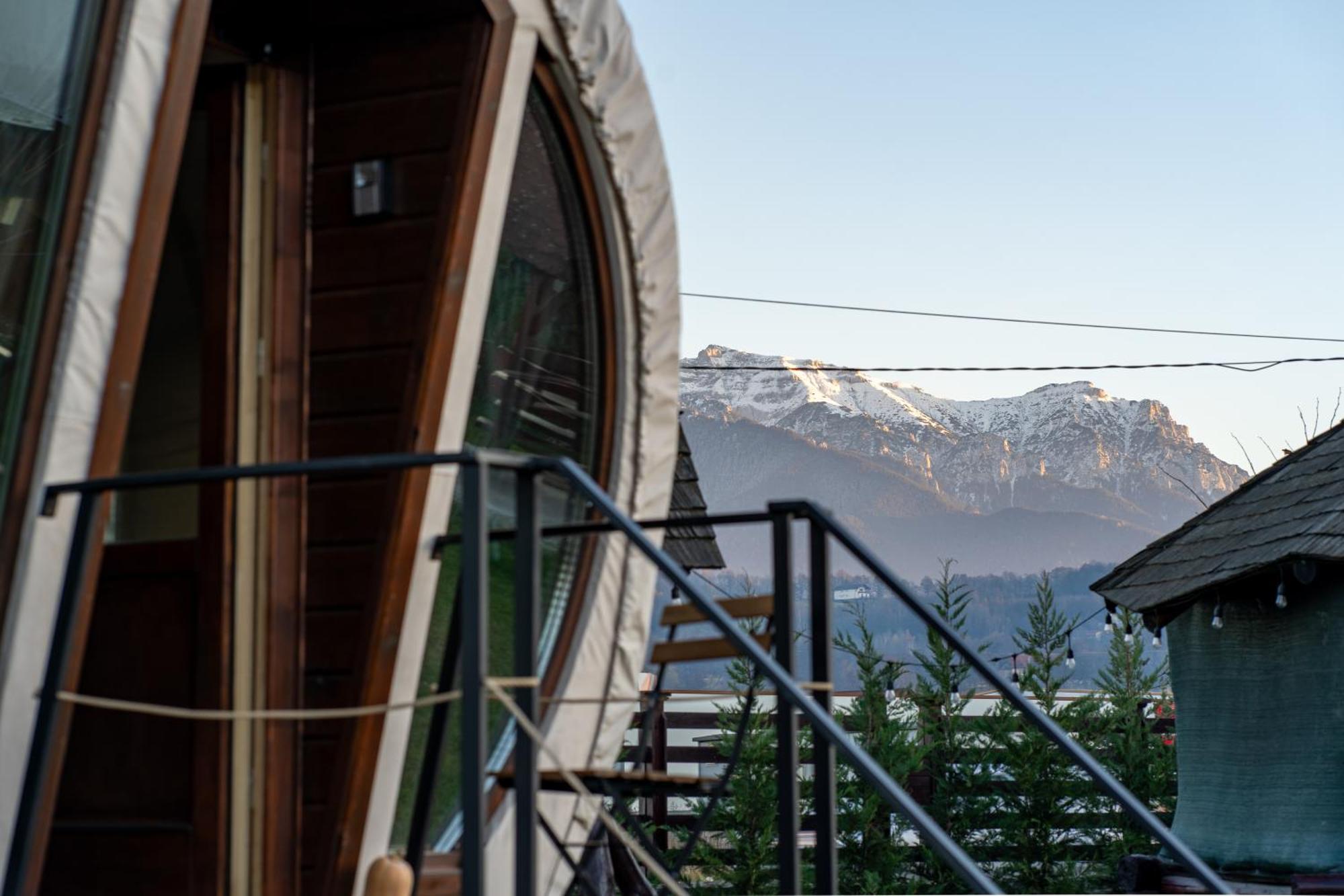 Glamp In Style Pods Resort Бран Екстериор снимка