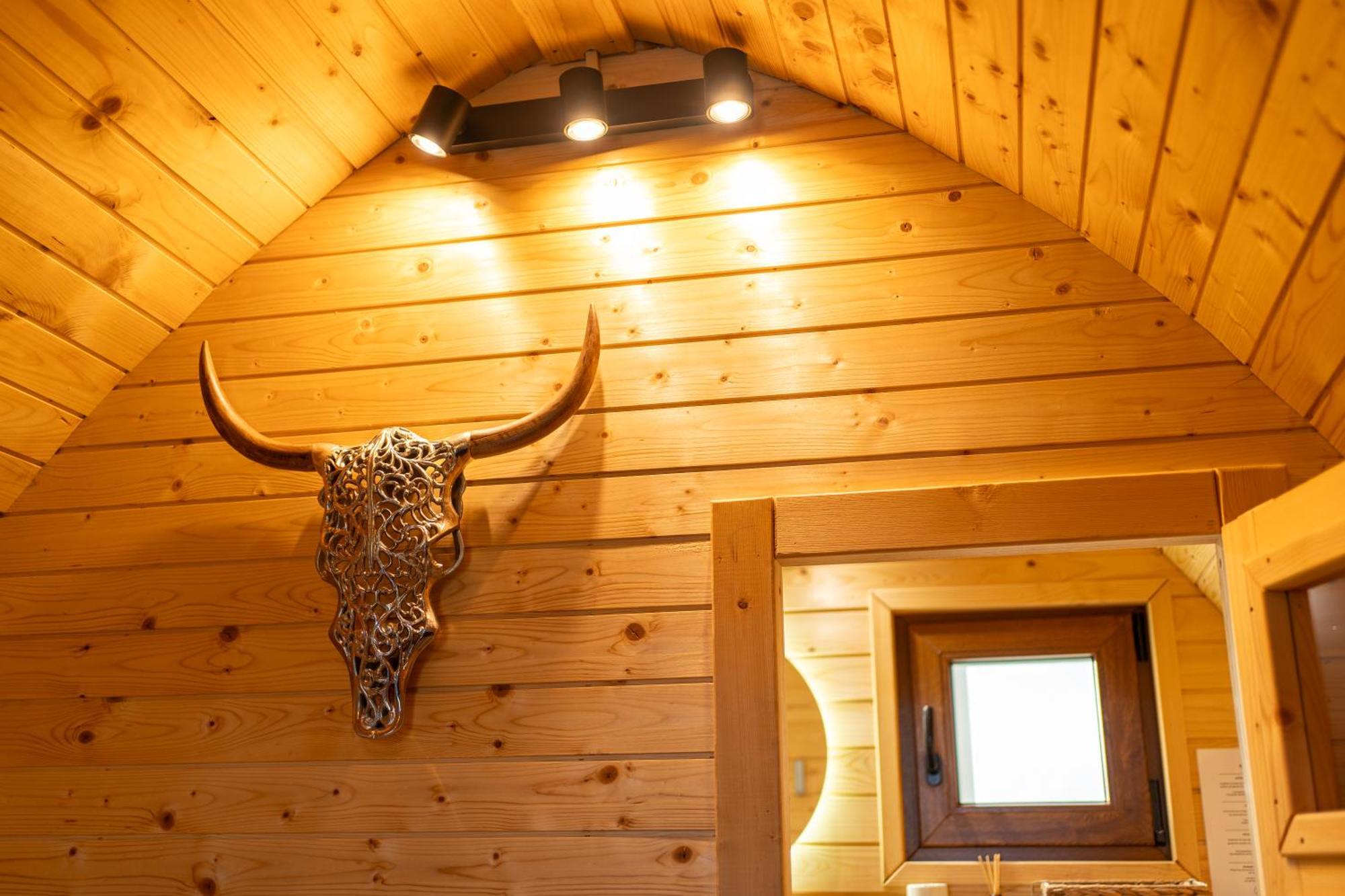 Glamp In Style Pods Resort Бран Екстериор снимка