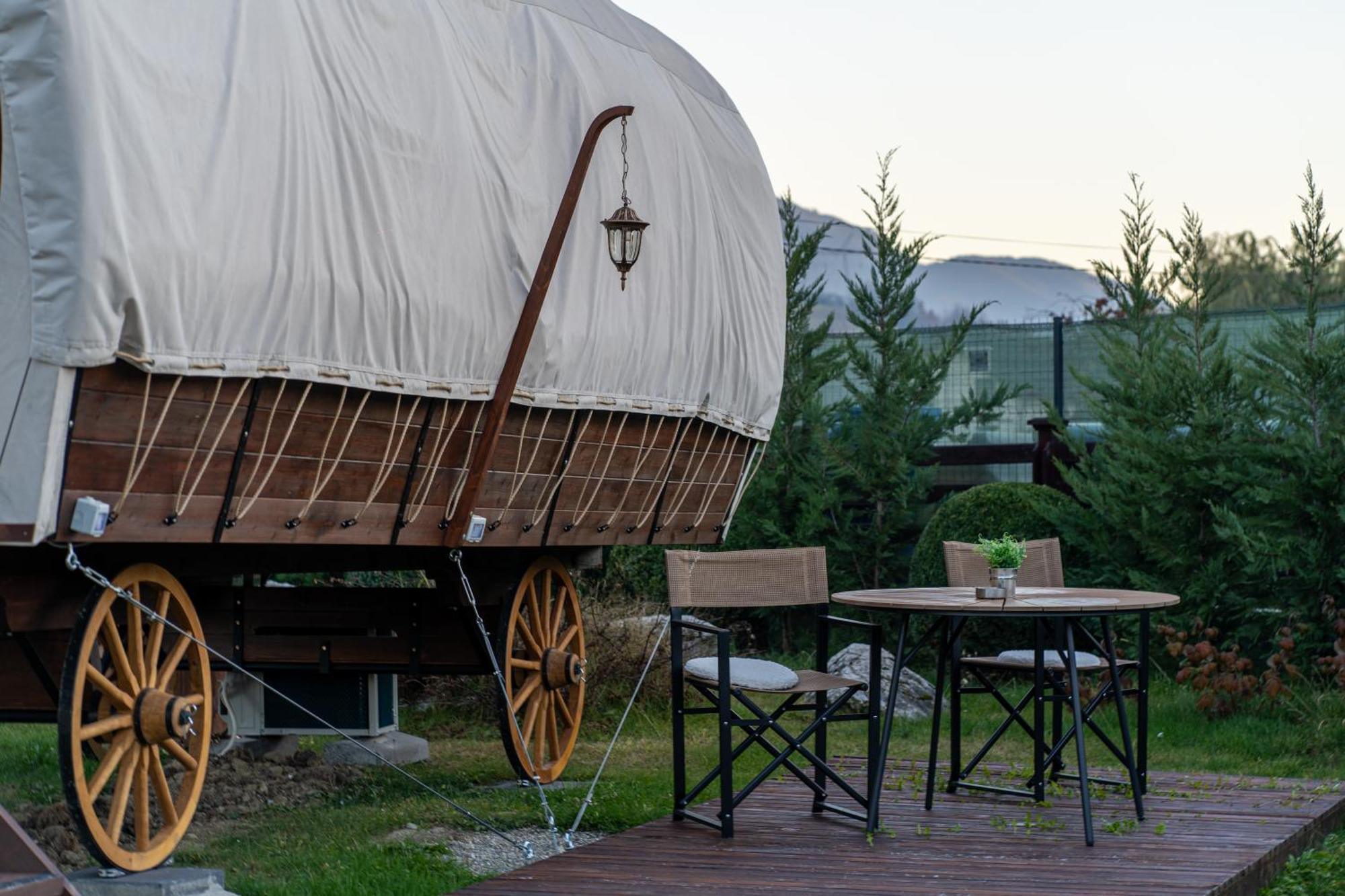 Glamp In Style Pods Resort Бран Екстериор снимка