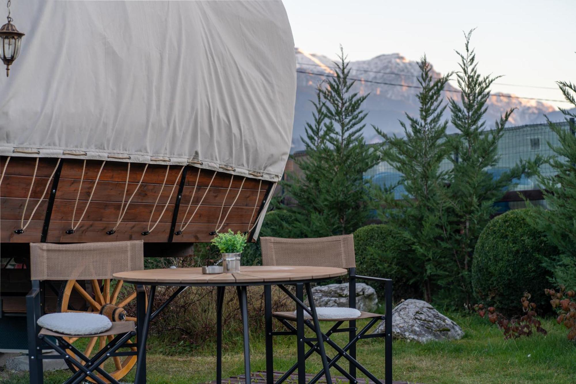 Glamp In Style Pods Resort Бран Екстериор снимка
