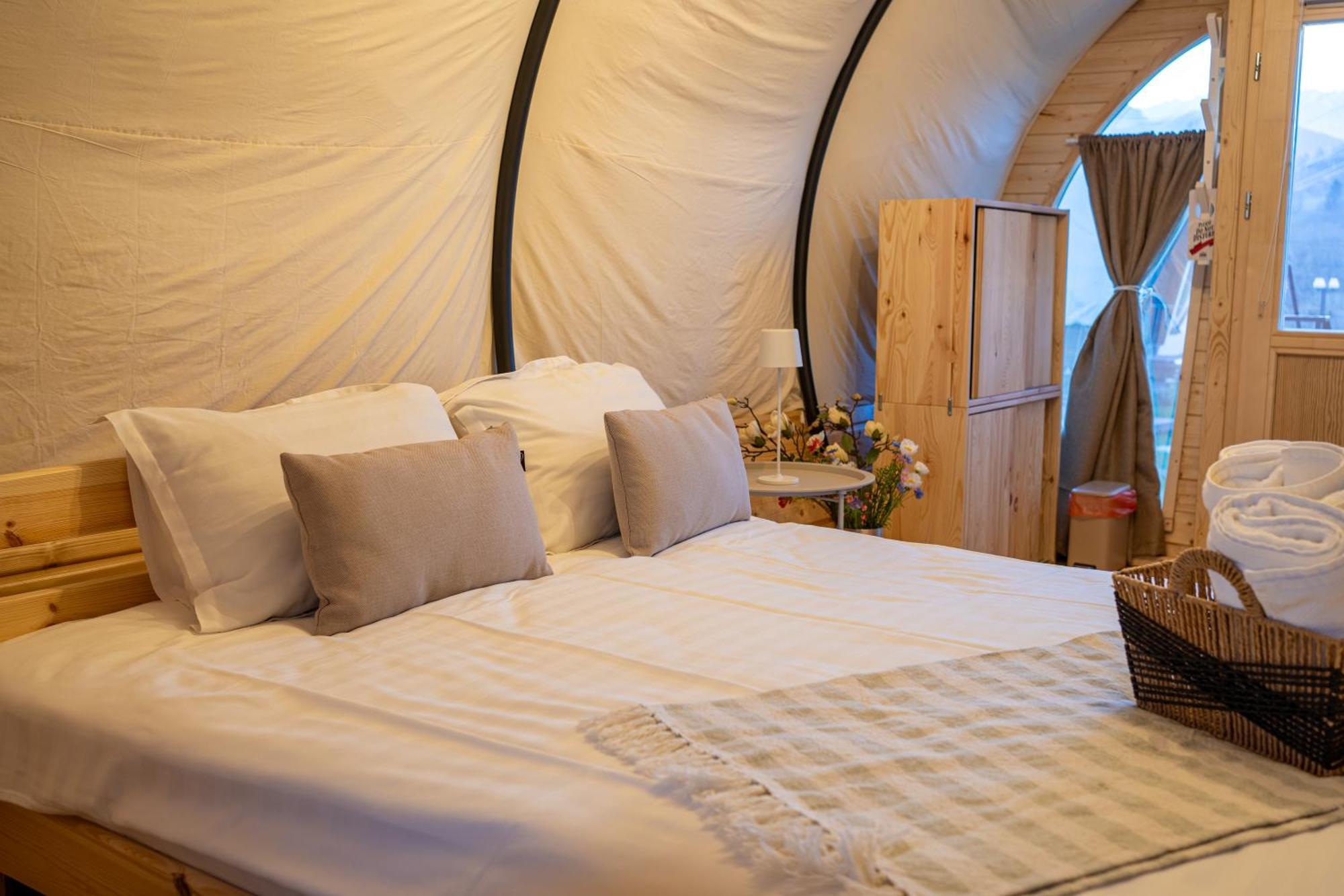 Glamp In Style Pods Resort Бран Екстериор снимка