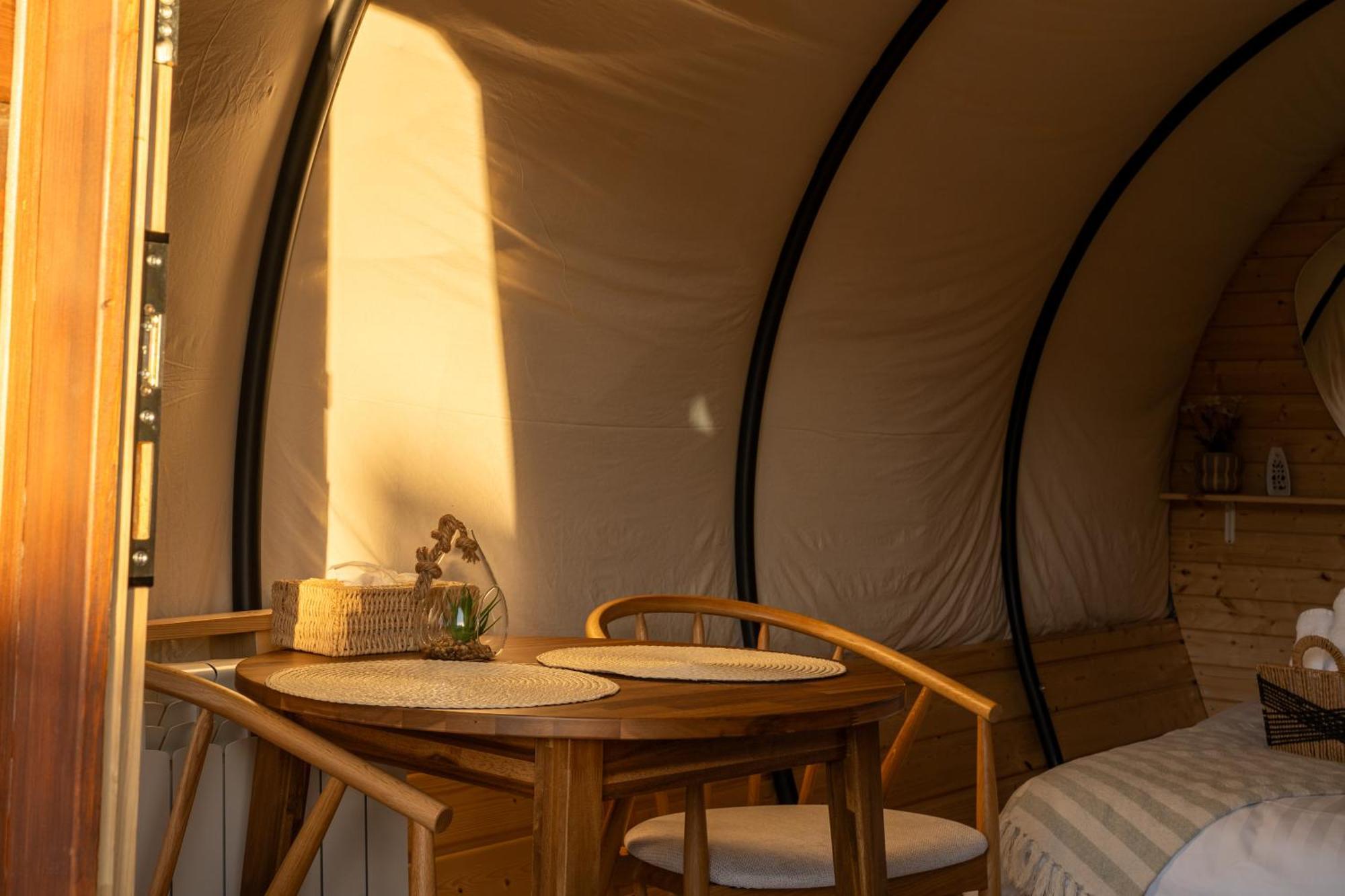 Glamp In Style Pods Resort Бран Екстериор снимка