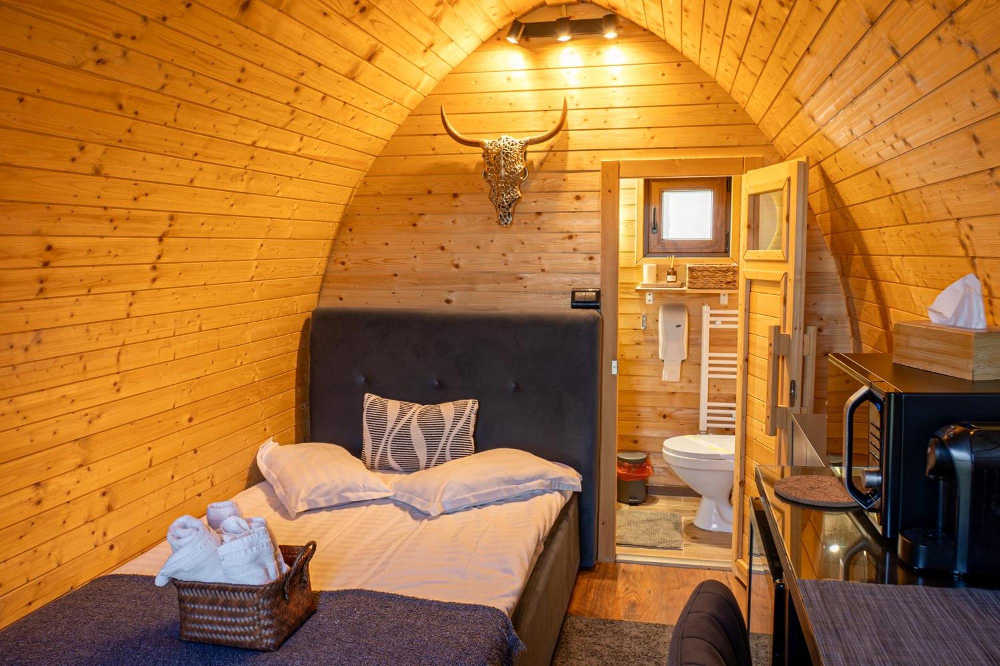 Glamp In Style Pods Resort Бран Екстериор снимка
